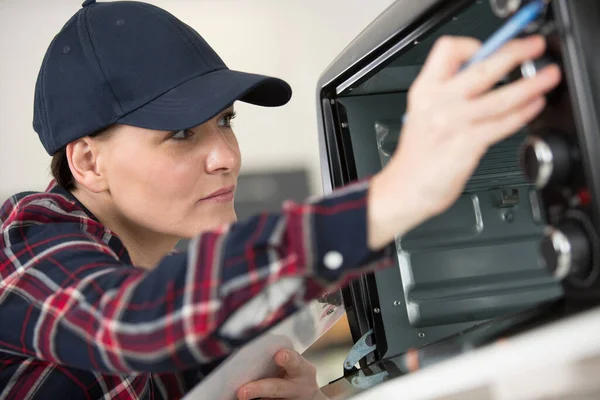 Frau Installiert Arbeitsplatte Oben Mikrowelle — Stockfoto