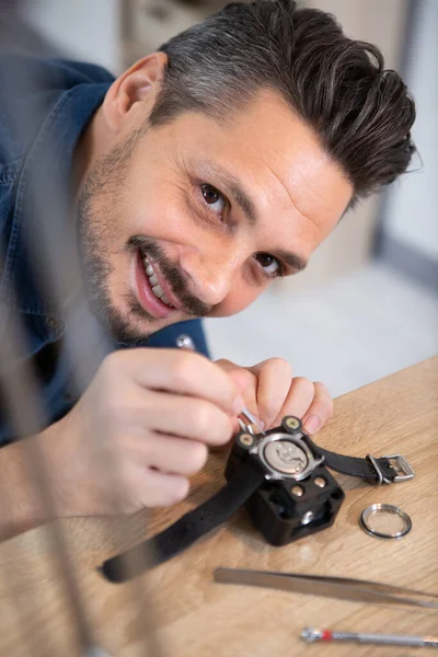 Homem Feliz Fixando Peças Relógio — Fotografia de Stock