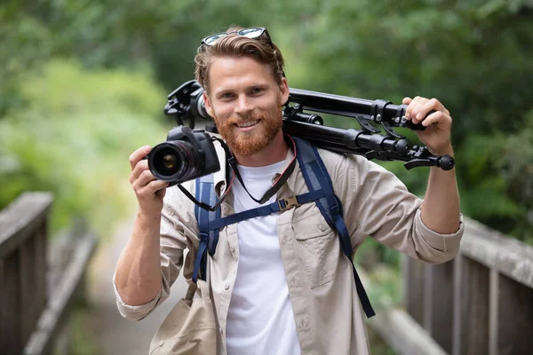 Junger Männlicher Fotograf Beim Fotografieren — Stockfoto