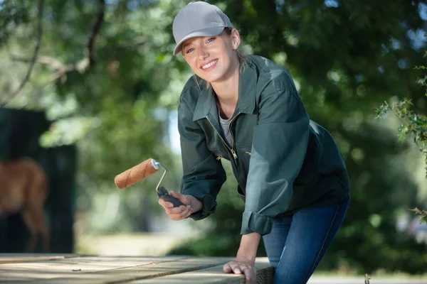 Mulher Construtor Pintura Livre Com Escova Rolo — Fotografia de Stock