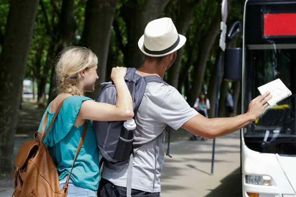 Een Koppel Dat Een Bus Aanhoudt — Stockfoto