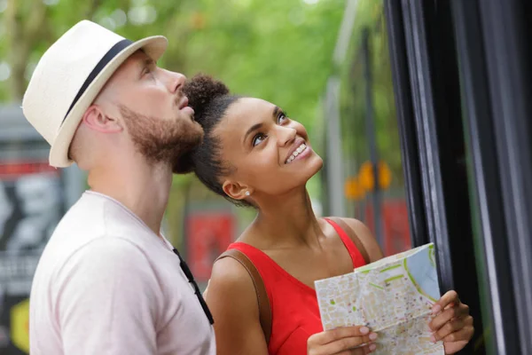 Bom Procurando Casal Perdido Cidade Lendo Mapa — Fotografia de Stock