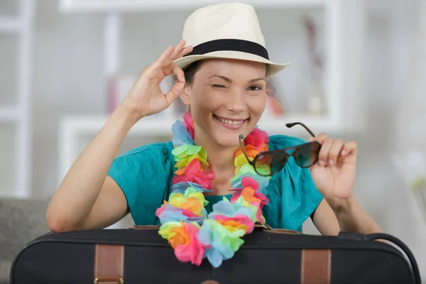 Woman Showing Perfect Signal Her Suicase — Stock Photo, Image