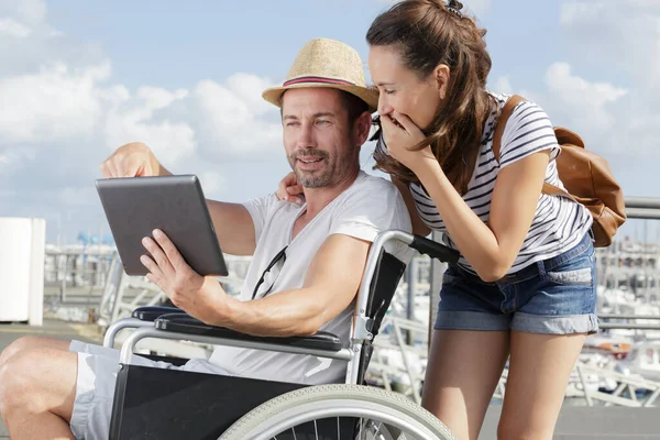 残疾的男子与数字平板电脑 — 图库照片