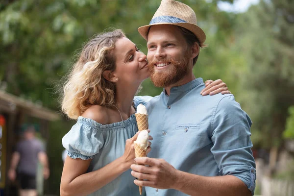 Casal Romântico Cara Cara Com Sorvete — Fotografia de Stock