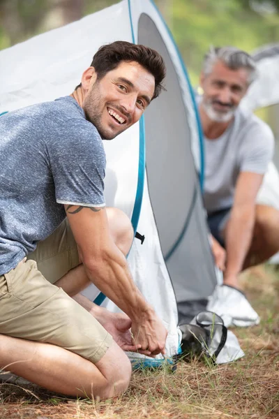 Les Amis Heureux Préparent Pour Camping — Photo