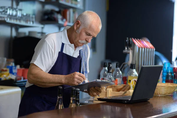 Cameriere Senior Con Tablet Digitale Piedi Bar — Foto Stock