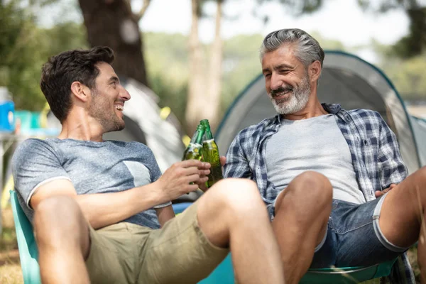 Twee Vrienden Die Een Biertje Drinken Terwijl Kamperen Het Bos — Stockfoto