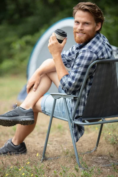 Hombre Turista Bebidas Caliente Otoño Bosque Camping —  Fotos de Stock