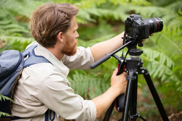 Jovem Fotógrafo Está Trabalhando Livre — Fotografia de Stock