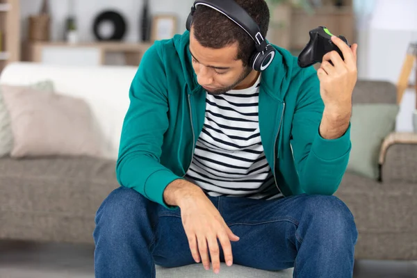 Ragazzo Sta Giocando Sulla Console — Foto Stock