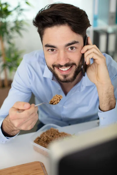 Homem Tem Almoço Negócios Escritório Falando Celular — Fotografia de Stock