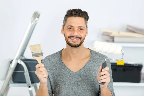 Gelukkig Moderne Jonge Werknemer Schilder Stand Met Kwast Roller — Stockfoto