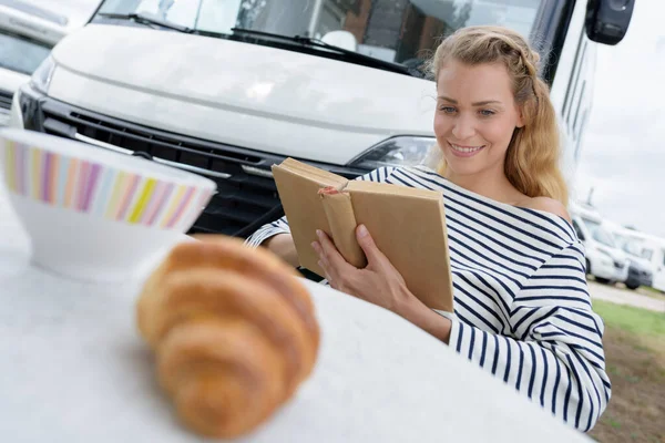 Mujer Leyendo Libro Mientras Hace Picnic — Foto de Stock