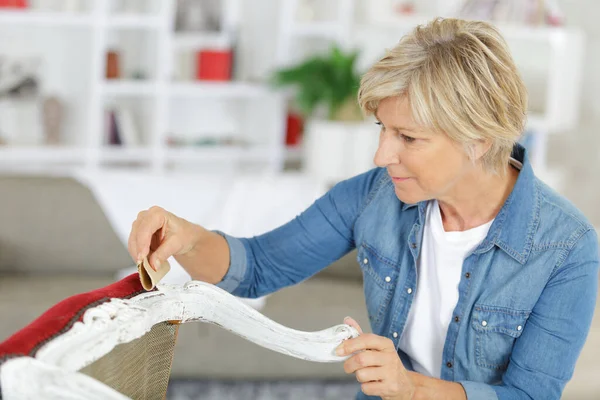 Oudere Vrouw Restaureren Van Een Stoel — Stockfoto