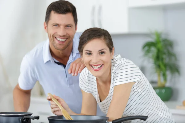 Feliz Pareja Casa Cocina — Foto de Stock