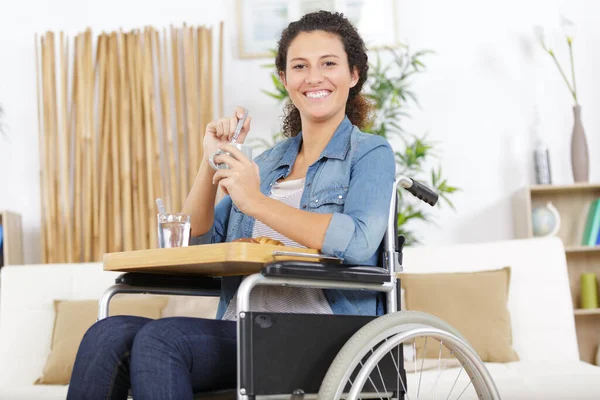 Mujer Discapacitada Mirando Cámara — Foto de Stock