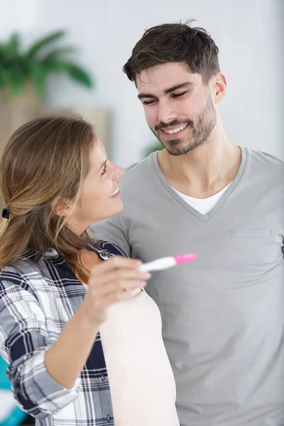 夫妇检查怀孕测试呈阳性反应 — 图库照片