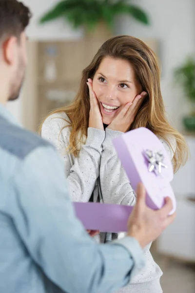 Dame Wird Von Großzügigem Geschenk Ihres Freundes Überrascht — Stockfoto