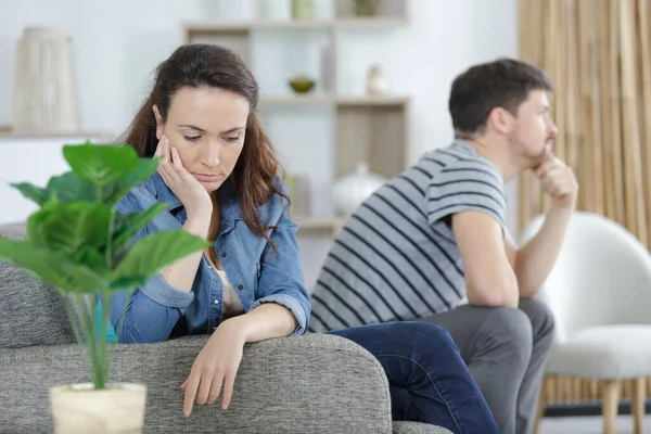 Chico Resentido Chica Sentados Juntos Sofá Casa — Foto de Stock