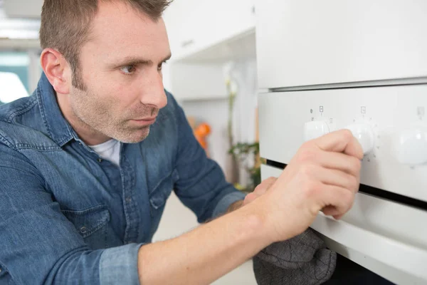 Uomo Girando Quadrante Sul Forno — Foto Stock