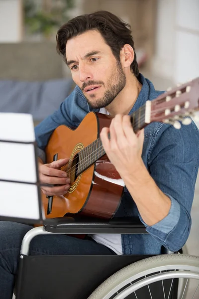 Uomo Sedia Rotelle Che Impara Suonare Chitarra — Foto Stock