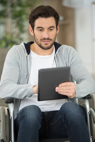 Rolstoelgebonden Man Met Digitale Tablet Thuis — Stockfoto