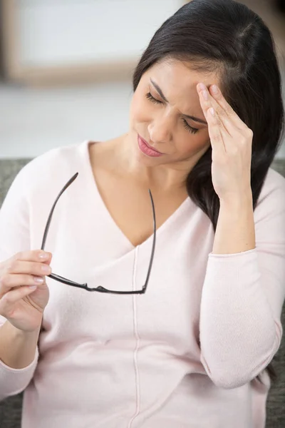 Yorgun Üzgün Kadını Kronik Baş Ağrısı Migren Ağrısı Çekiyor — Stok fotoğraf