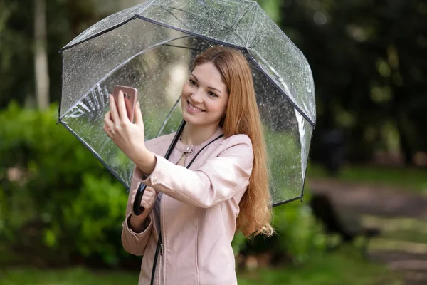 Jeune Fille Avec Parapluie Prend Selfie Sur Son Smartphone — Photo