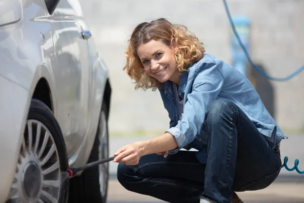 Junge Frau Überprüft Den Reifendruck Auto — Stockfoto