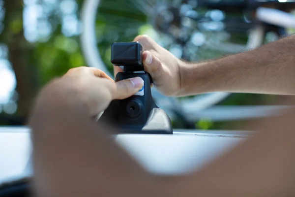 Nahaufnahme Von Händen Und Autodachträger — Stockfoto