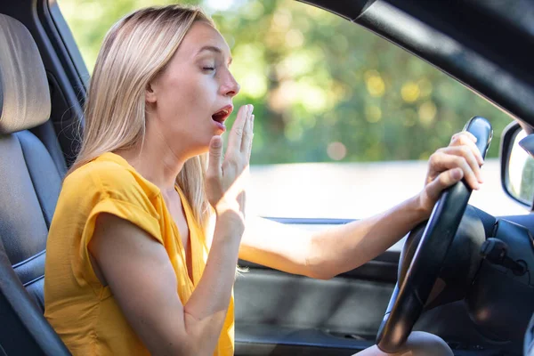 Driver Girl Yawns While Driving Car — Stock Photo, Image