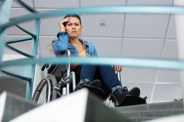 Mulher Uma Cadeira Rodas Bloqueada Por Escadas — Fotografia de Stock