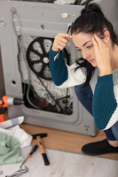 Depressieve Vrouw Met Sleutel Naast Kapotte Wasmachine — Stockfoto