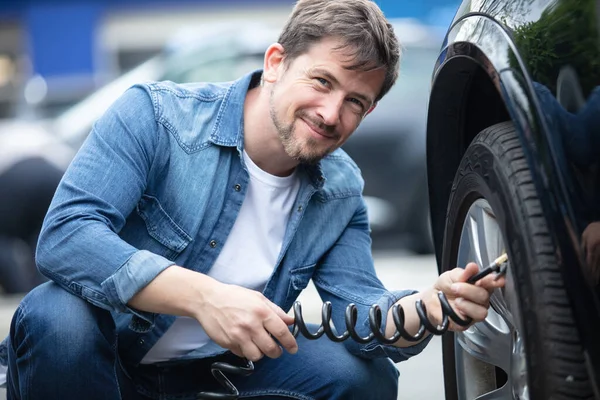 Mann Misst Druck Mit Messgerät — Stockfoto