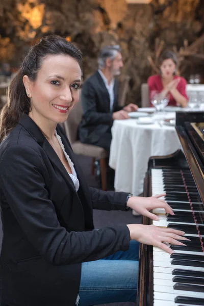 Donna Che Suona Pianoforte Secondo Note Musicali — Foto Stock