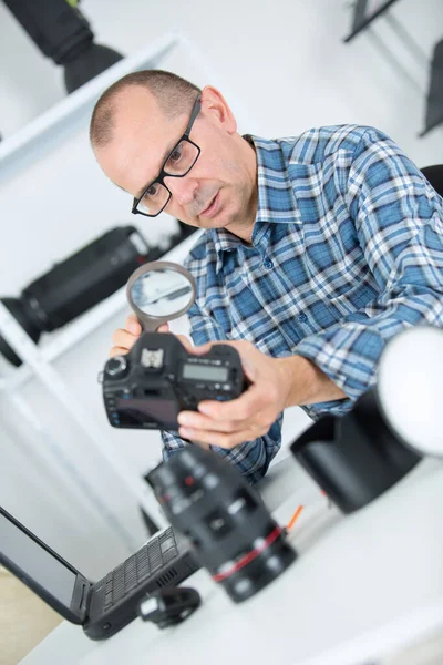 Man Checking Camera Lens Magnifying Glass — Stock Photo, Image