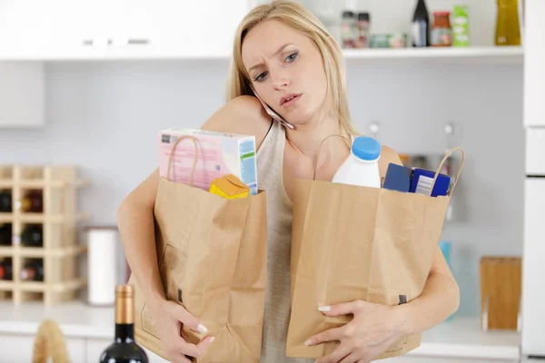 Vrouw Beladen Met Boodschappentassen Met Telefoon Uitgebalanceerd Schouder — Stockfoto