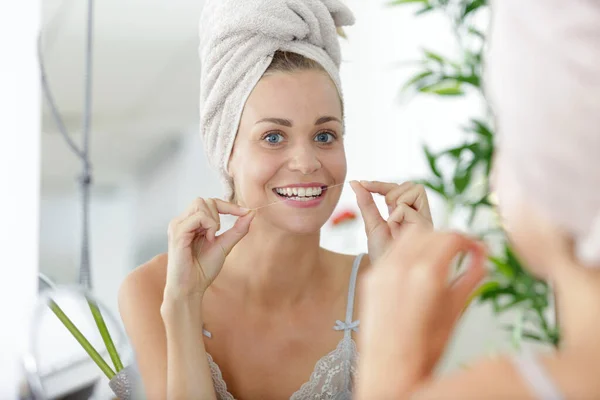 Glückliche Junge Frau Putzt Ihre Zähne Mit Zahnseide — Stockfoto