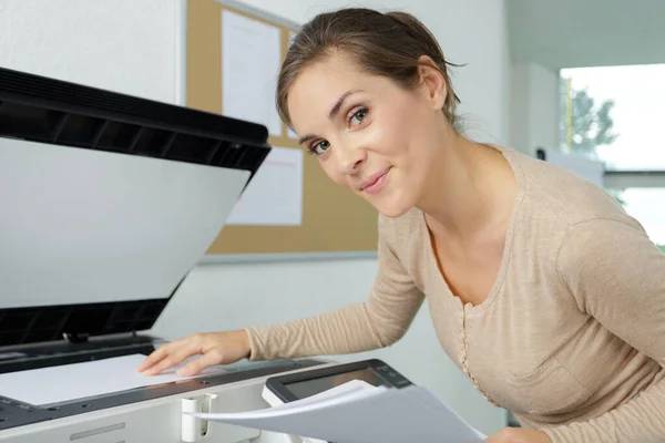 Mujer Sonriendo Hace Fotocopias Oficina —  Fotos de Stock