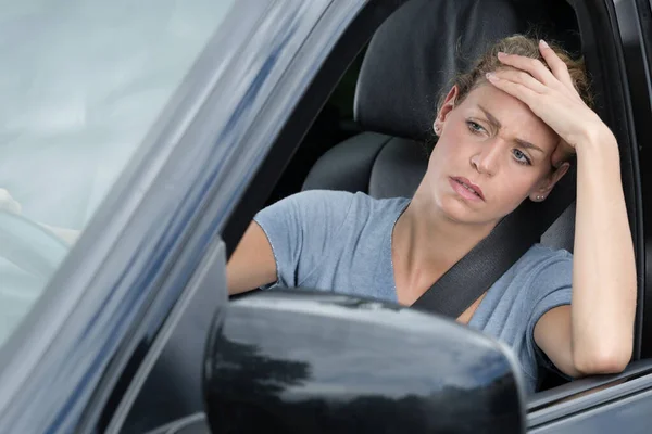 Znudzony Kobieta Samochodzie — Zdjęcie stockowe
