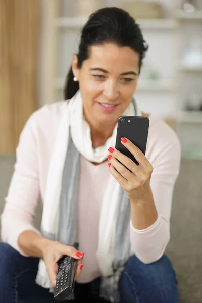 Frau Nutzt Smartphone Auf Dem Sofa — Stockfoto