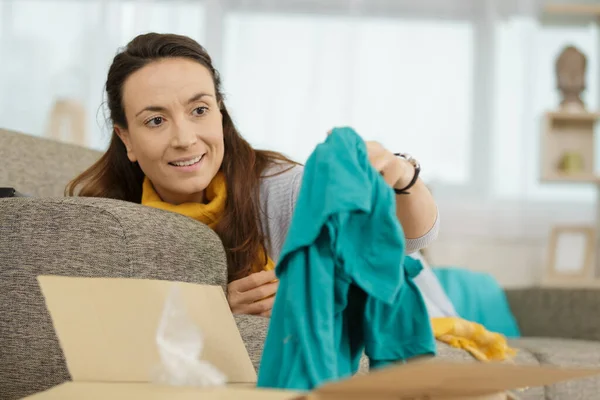 Una Mujer Abriendo Una Caja — Foto de Stock