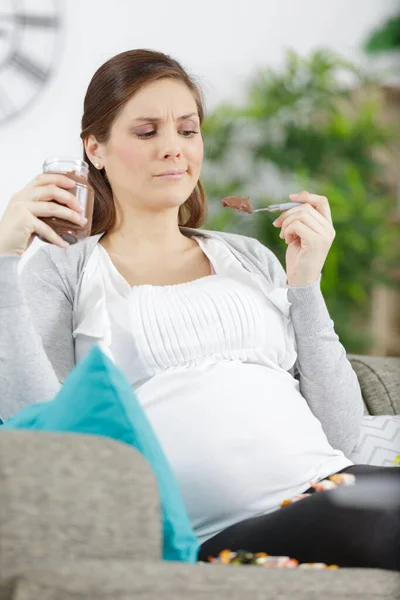 Hermosa Joven Embarazada Comer Pastel — Foto de Stock