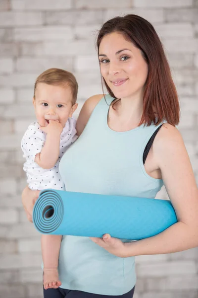 Mamma Med Barn Pojke Gör Fitness Övningar — Stockfoto