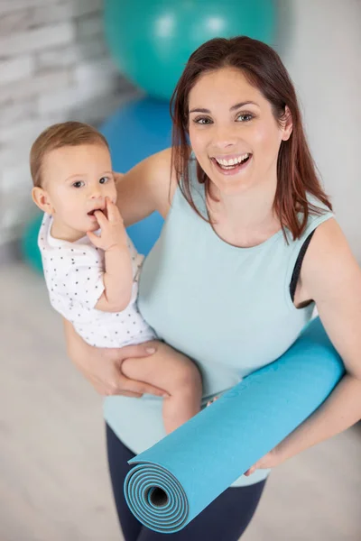 Mãe Com Criança Fazendo Exercícios — Fotografia de Stock
