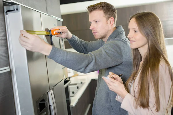 Junge Kunden Schauen Sich Kühlschränke Geschäft Für Haushaltsgeräte — Stockfoto