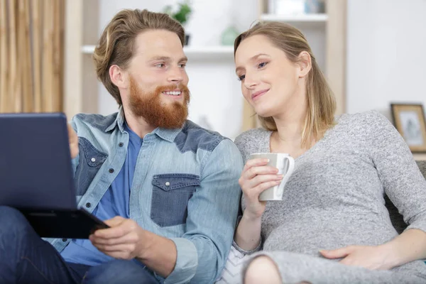 Paar Mit Schwangerer Frau Nutzt Gemeinsam Laptop Computer — Stockfoto