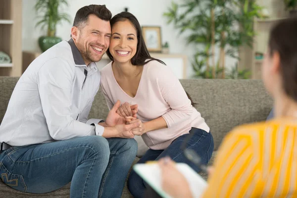 Paar Mittleren Alters Löst Probleme Während Der Ehetherapie Mit Einem — Stockfoto