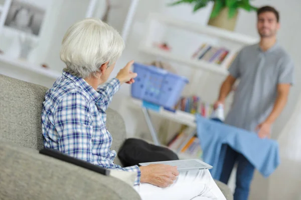 Donna Anziana Chiedendo Assistenza Con Suo Tablet — Foto Stock